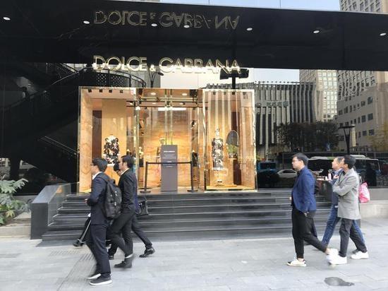 DG辱华后专柜有顾客要退回预存金：全国都在*制抵**不敢穿了