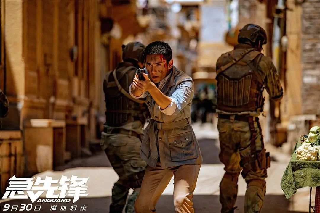 杨洋成龙急先锋跳舞,急先锋发布会杨洋和成龙坐在一起