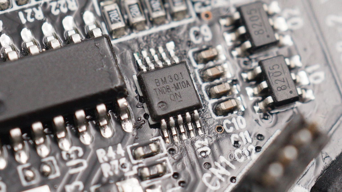 电钻拧三合一螺丝,微型手持小电钻拆解