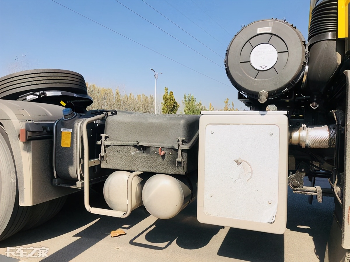 北奔重卡牵引车自重多少斤,北奔v3重载版前四后八自卸车