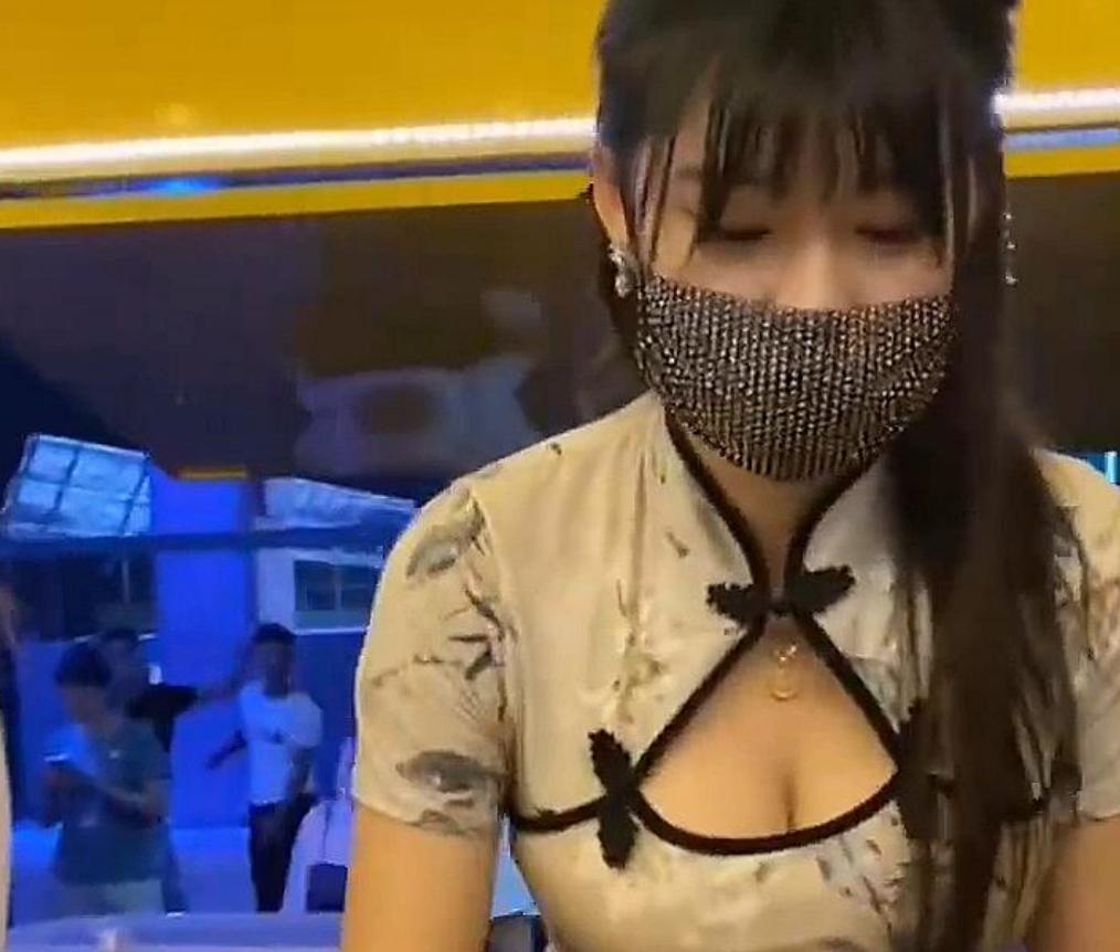 桂林穿着比凉粉还清凉的凉粉西施彻底火了，每天晚上整条街挤满人