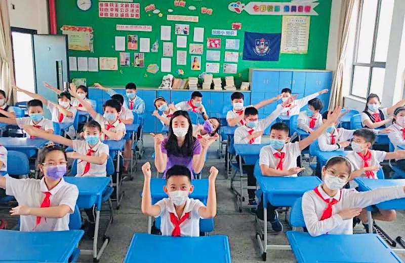 “嘿，我们开学啦！”今日返校师生自拍留念这一刻