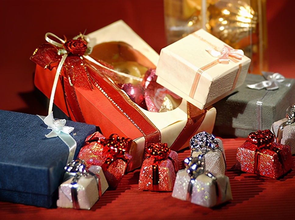 上海朋友小孩满月送多少红包,朋友满月送宝宝什么好