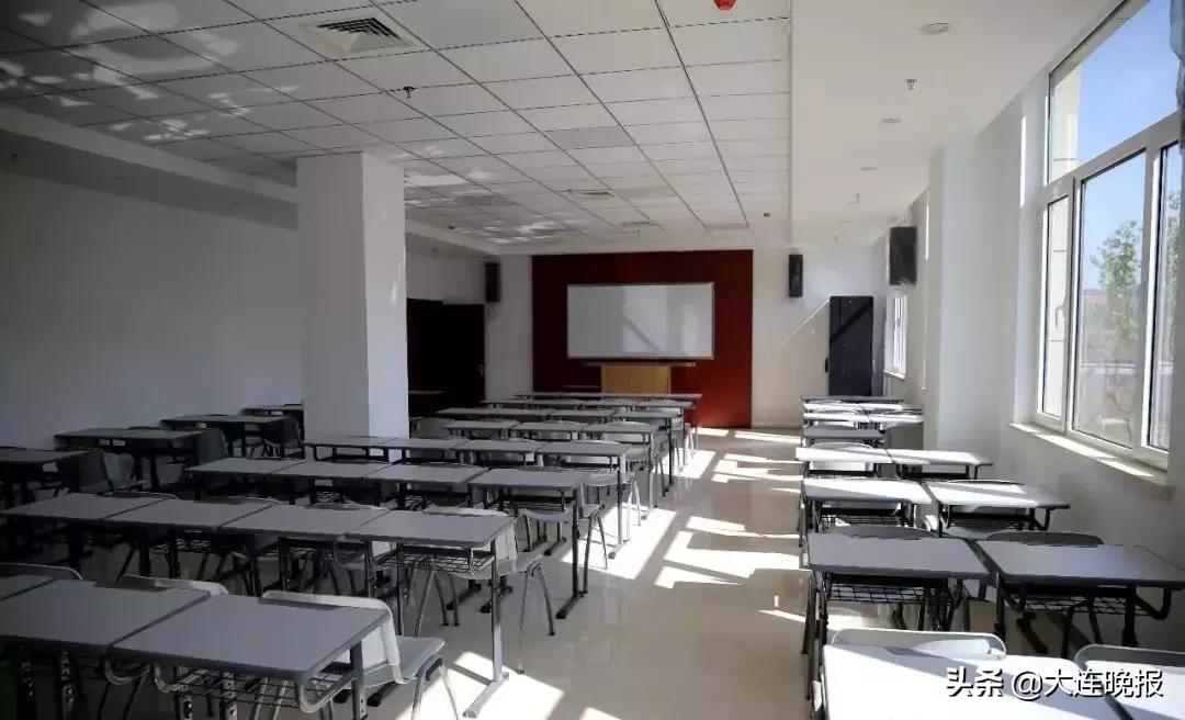 3万人足球场,大连大型专业足球场