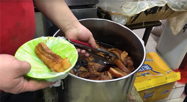 大妈街边卖良心汤,大妈在街边卖10元自助餐