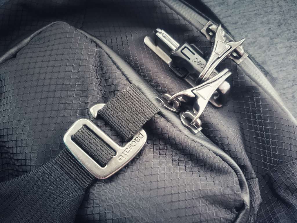 小包包里装些啥？实用好玩还不失bbb...g