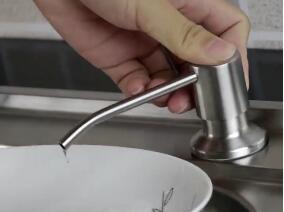 洗碗发现水槽边有个洞,洗碗水槽有小洞怎么修补