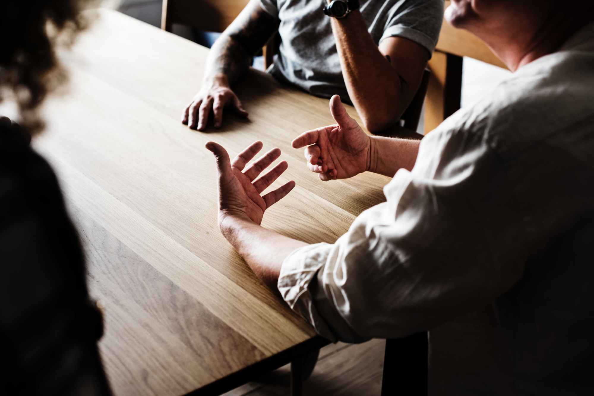 内向说话脸红的人要怎么改变,老实人害怕与人冲突的原因