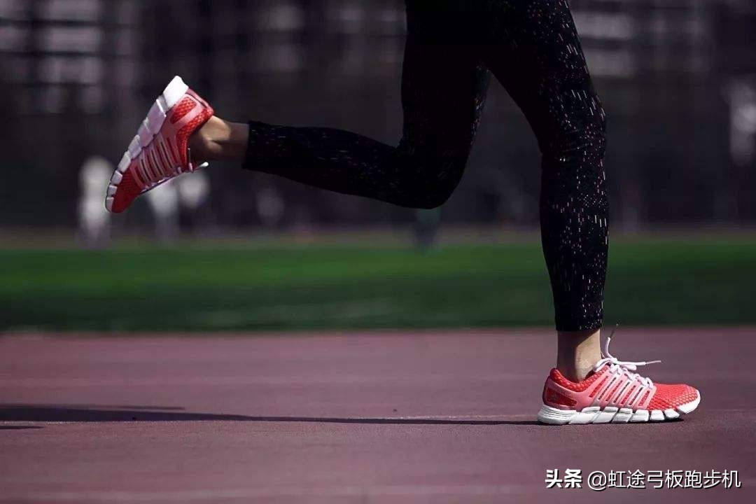 弓板和平板跑步机有什么区别,硬板和弓型软板跑步机哪个好