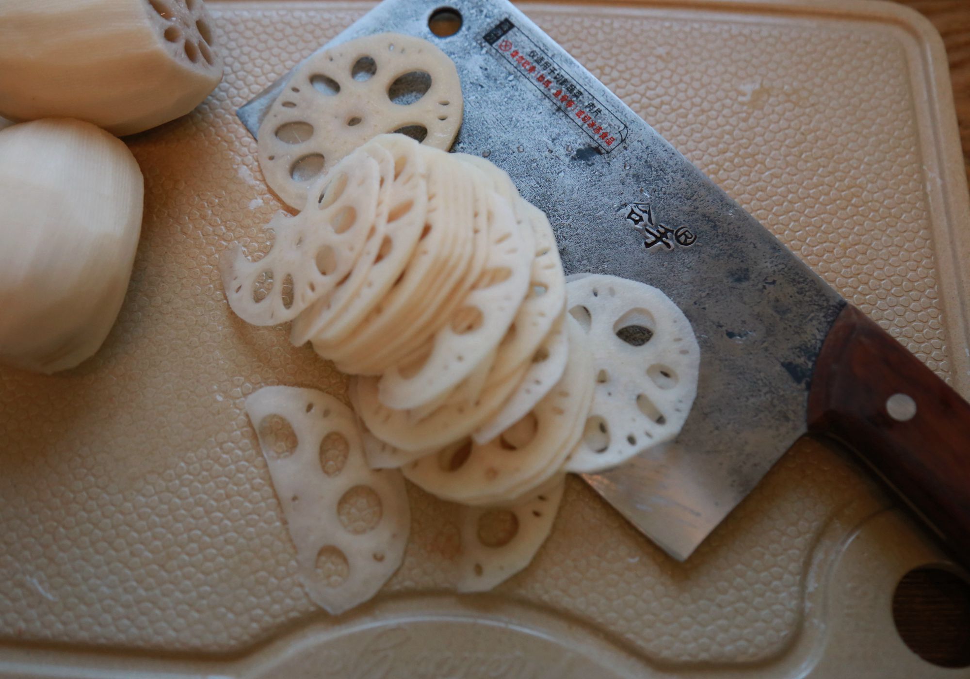 莲藕怎样炒出来脆好吃,莲藕怎么炒才好吃短视频