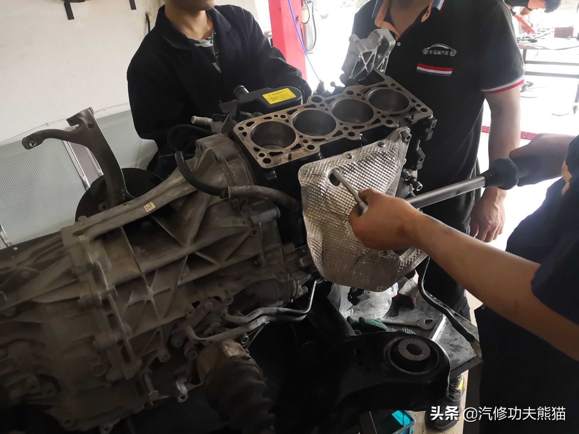 10年奥迪a6l2.0t烧机油维修,奥迪a6l2.0t烧机油吗