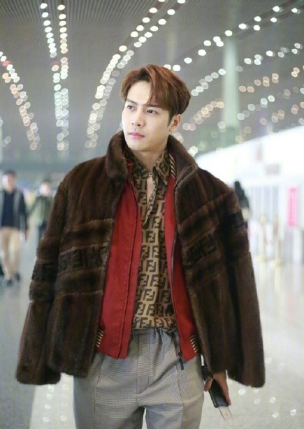 王嘉尔adidas穿搭,王嘉尔mlb老花