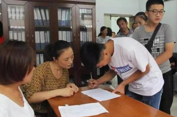 “我买了一双200元耐克鞋”，失去助学金，贫困生不配有好生活？