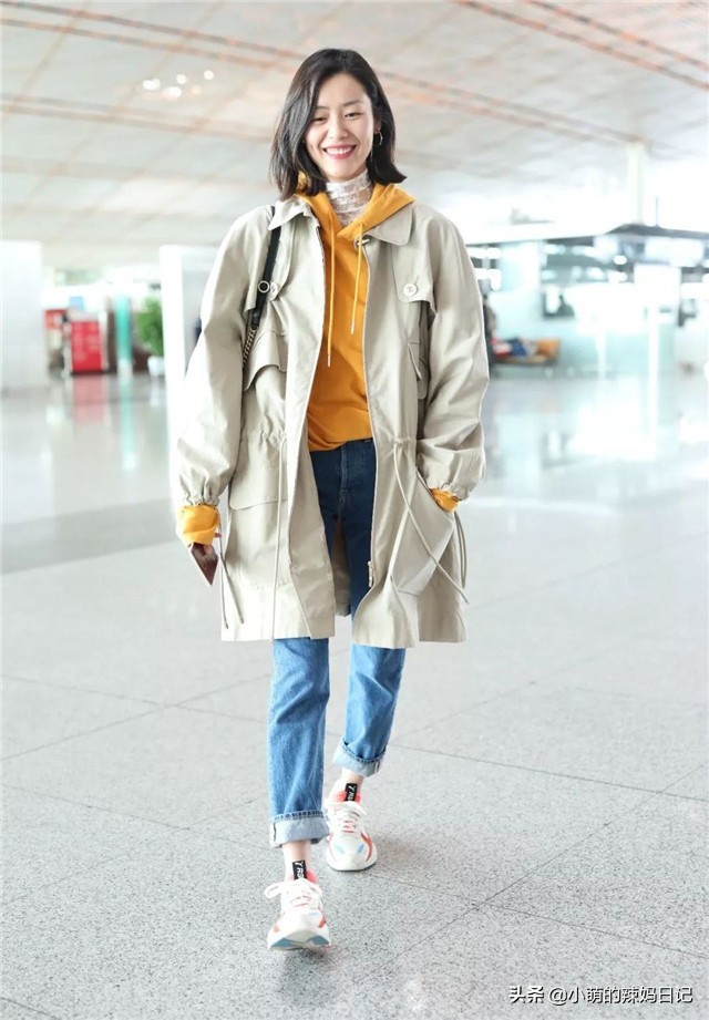 马丁靴搭配连帽风衣,冬天穿风衣千万别配两种裤子