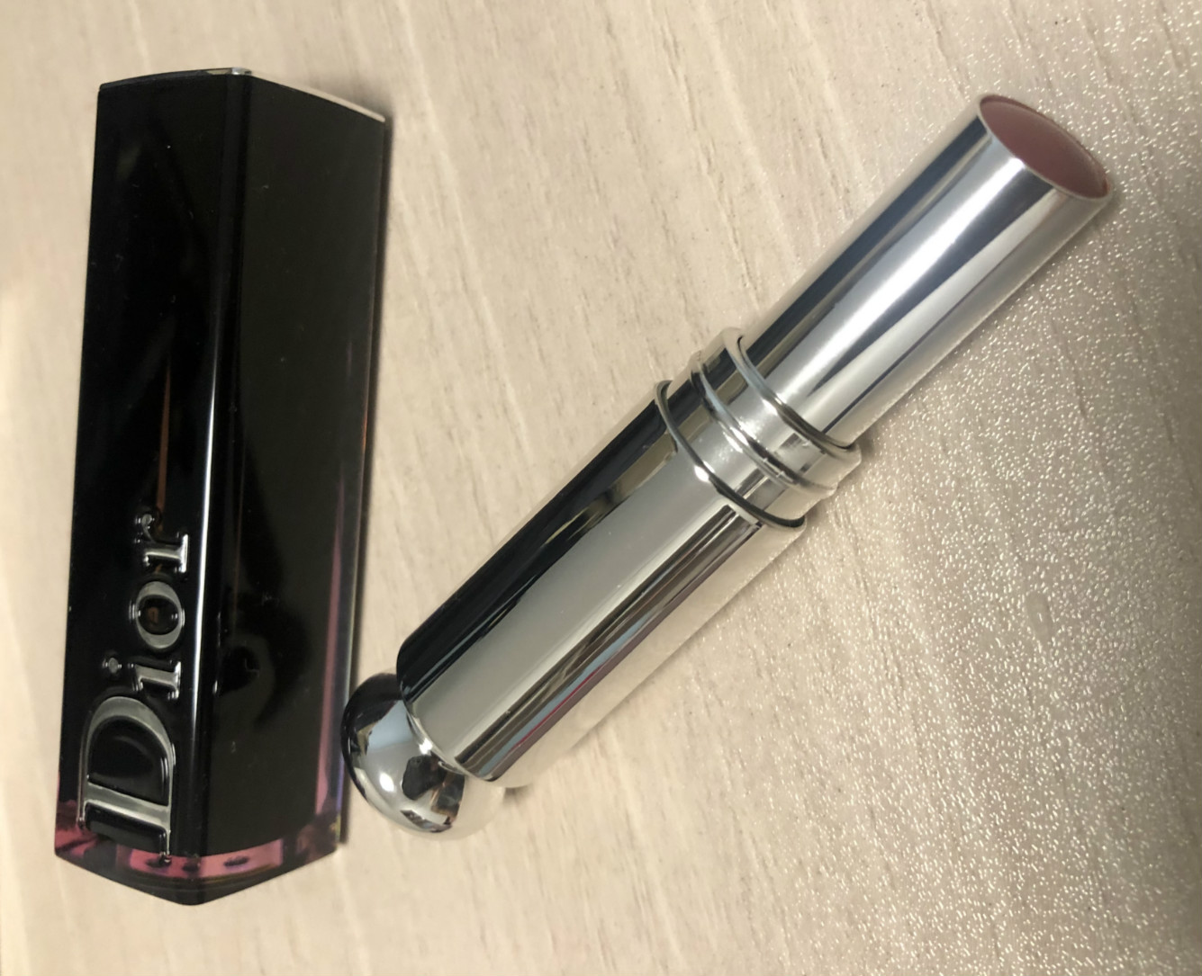 迪奥的唇膏有出小样吗,dior黑管漆光740适合素颜吗