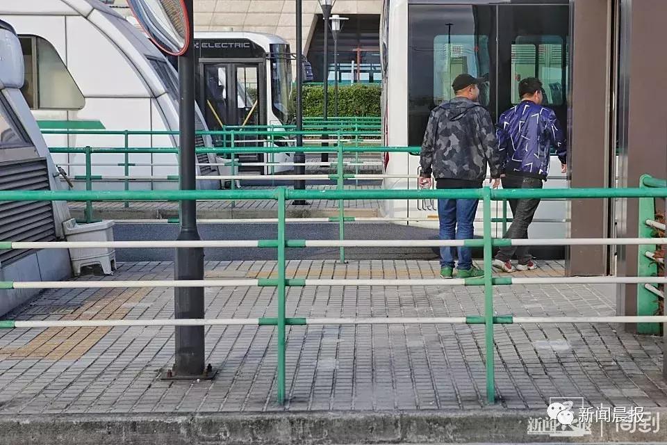 3岁女孩被扶梯咬住手,3岁女童乘客扶梯右脚被咬