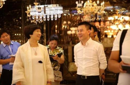 20岁为爱私奔，25岁借3万元创业，将8人小厂做成274亿的照明帝国