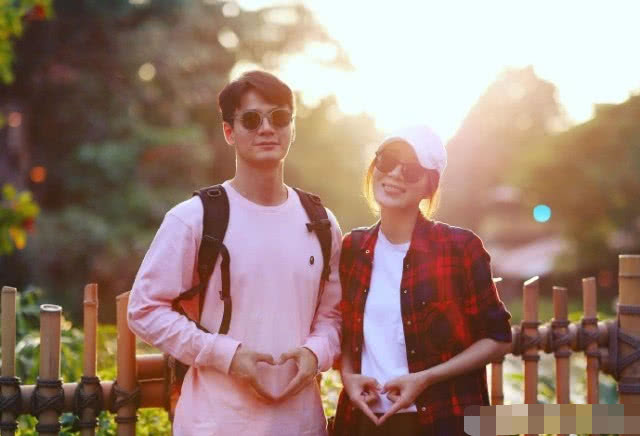 温馨杨怡晒罗仲谦举起女儿相片,杨怡老公罗仲谦电视剧
