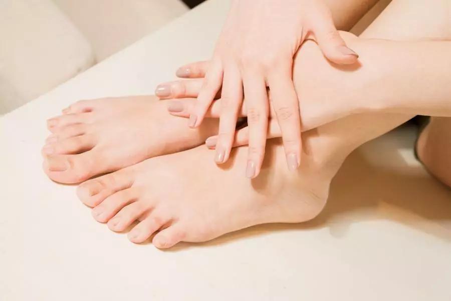 脚后跟老茧怎么去除,我的脚后跟有老茧变硬有细微开裂