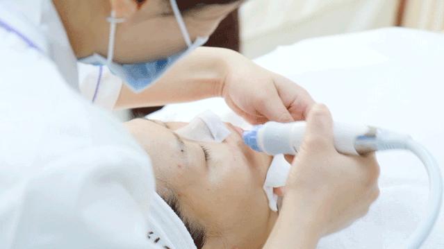 贵妇深层毛孔清洁,皮肤管理护肤中心深层清洁毛孔