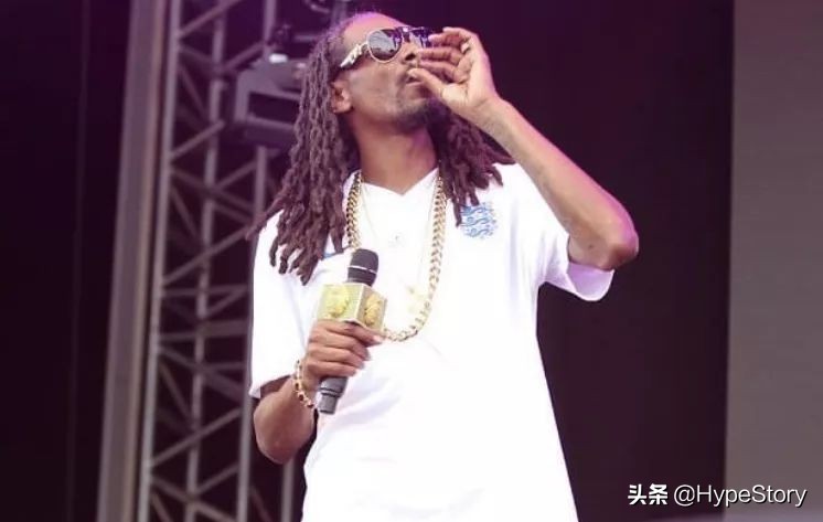 他是西海岸教父级的说唱歌手,也是足球圈最拽的球衣狂魔