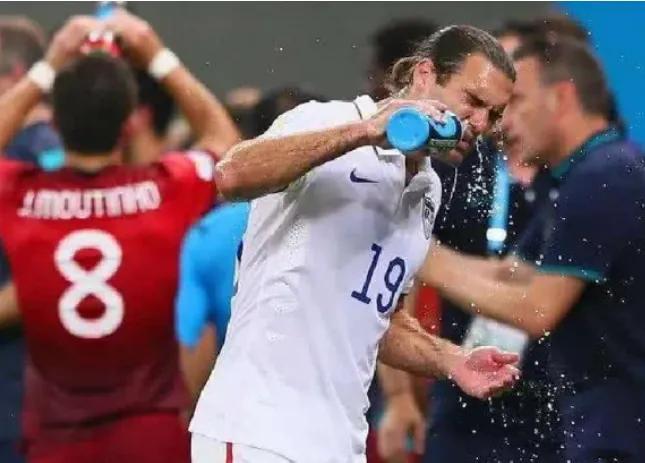 为什么足球运动员喝了饮料吐出来,足球运动员喝的运动饮料