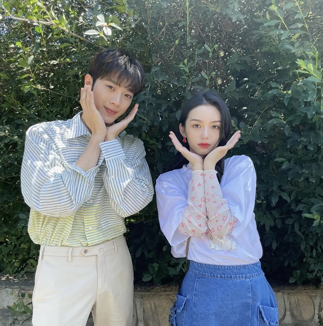 周也和其他女演员同框,周也出道前照片黑衣