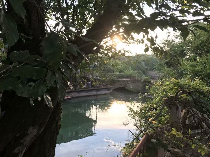 黄阳堡，那斑驳的旧墙，破败的老屋，似乎在坚守那千年不变的传承