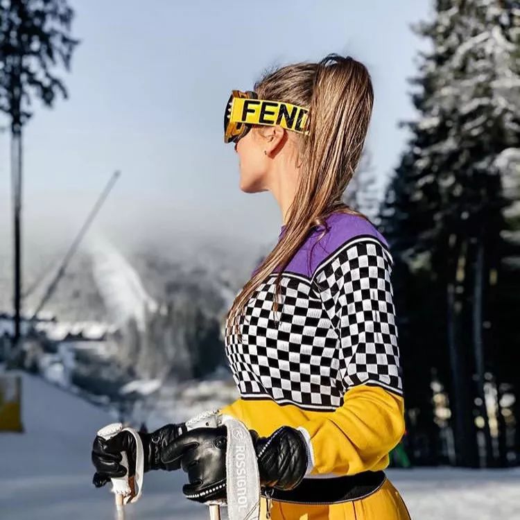 都穿什么牌子滑雪服,哪个牌子的滑雪服最好看