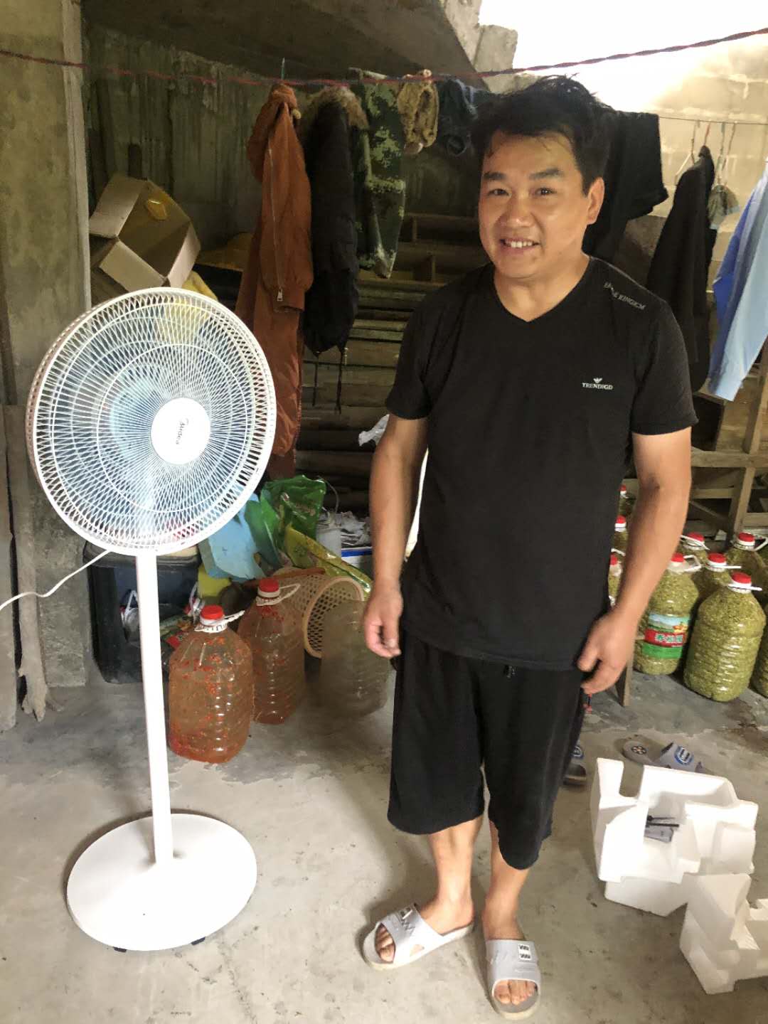 碧江川硐街道：干部齐心送风扇，扶贫慰问暖人心