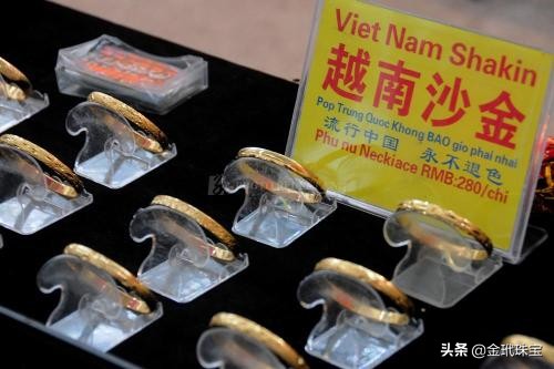 央视打假：这种黄金别再买了，2块钱的批发价当黄金卖给你