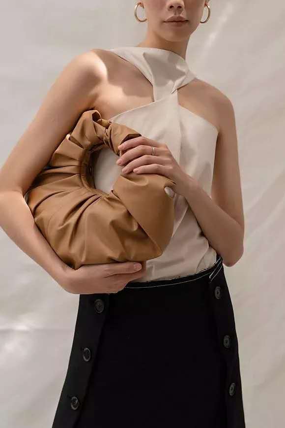 时尚风女人味十足选什么包,女人必备的几款经典包