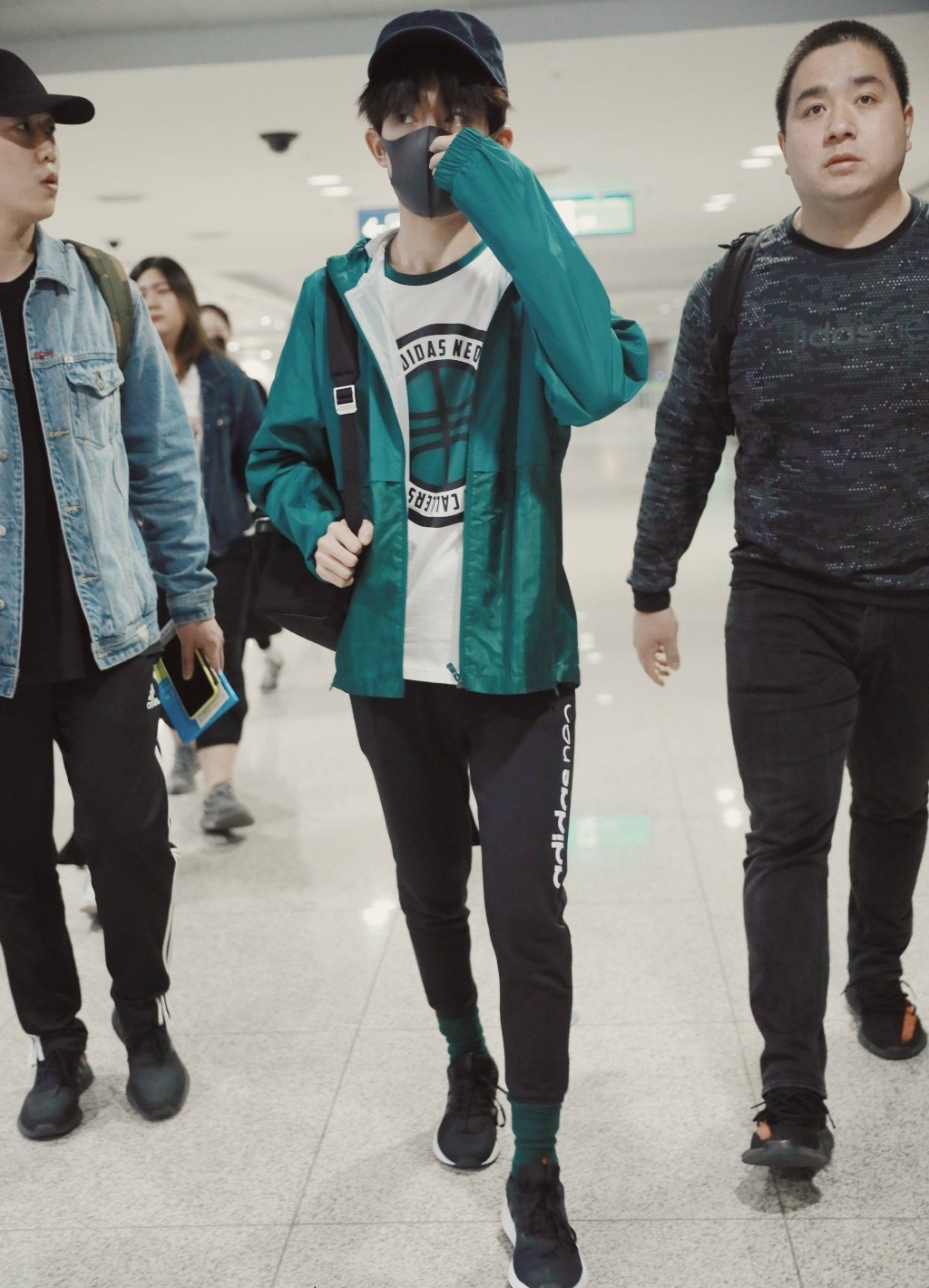 易烊千玺穿黑色礼服的照片,易烊千玺穿红色衣服弹贝斯