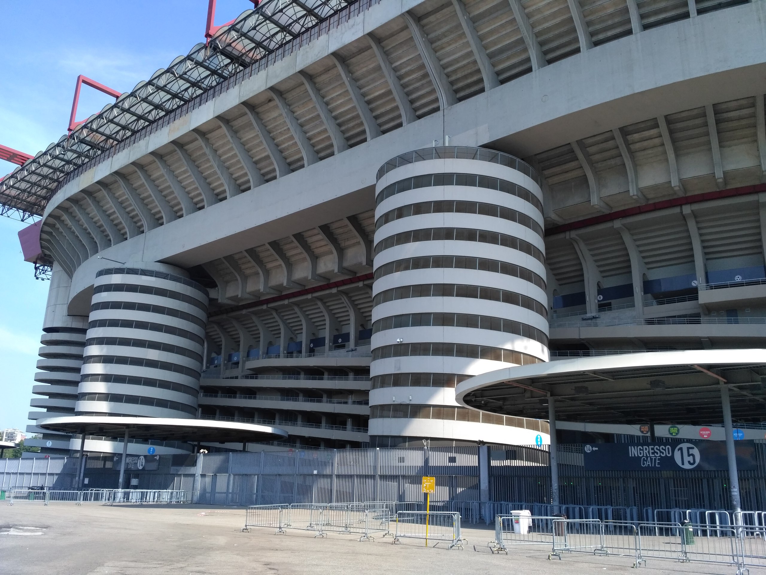 圣西罗球场与梅阿查球场谁先,ac米兰足球场圣西罗