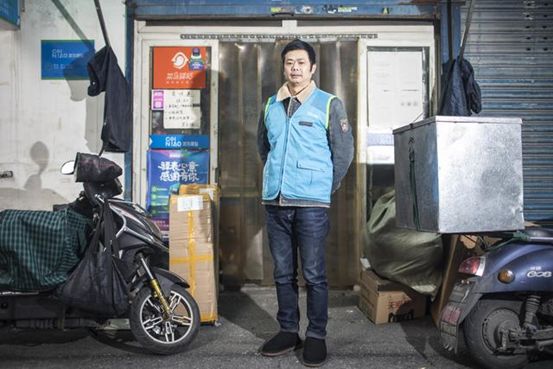 战胜马云的打包女王，转行干快递的副教授……刚刚，他们从菜鸟手中接过一个特别大奖