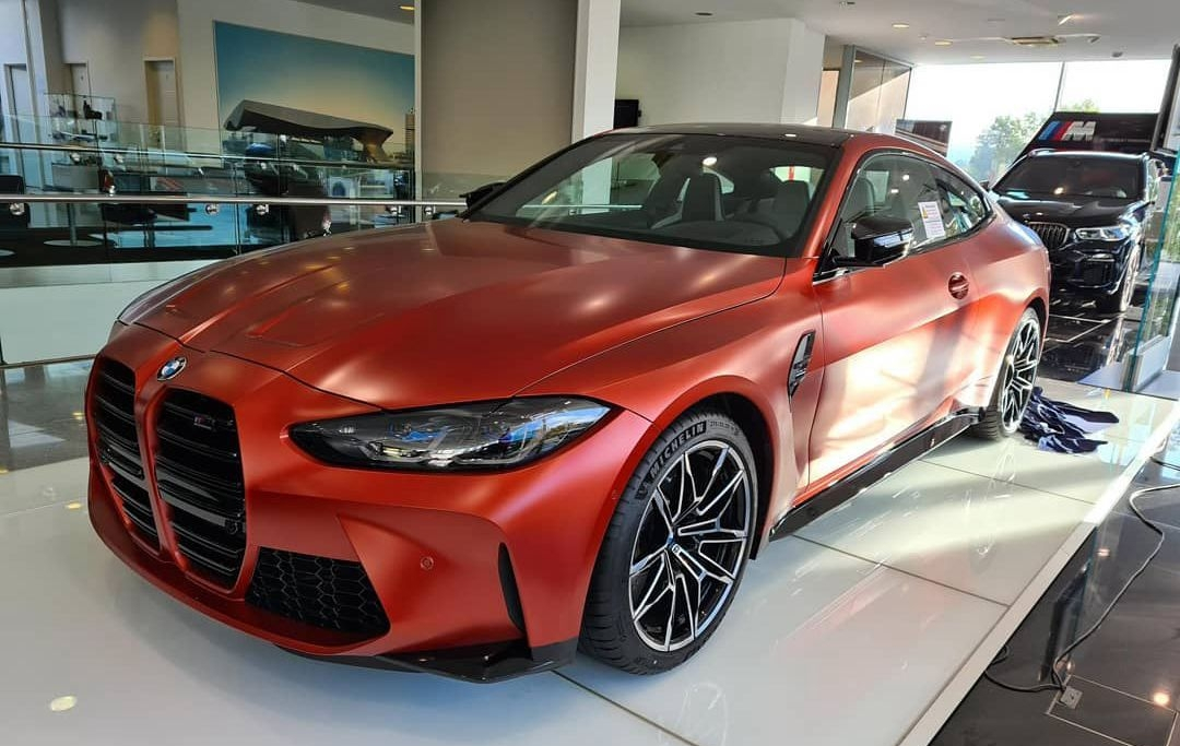 最新款宝马m4在大街上跑,激光大灯宝马四系