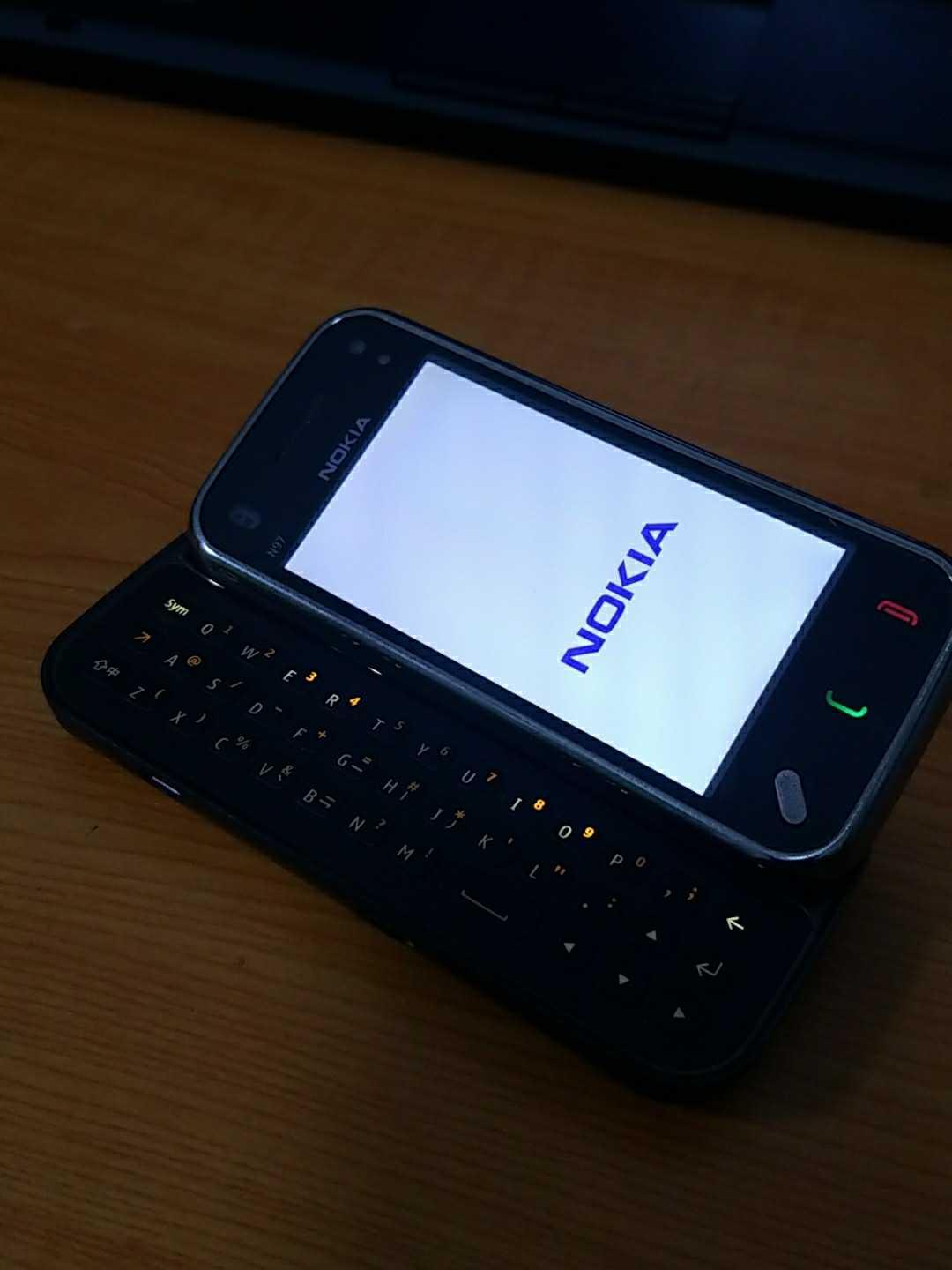 十年后掏出这部“诺记机皇”，电阻屏体验太糟心了，指甲都扣断了