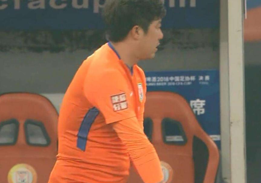 赛后王大雷和韦世豪,王大雷和郑智在中场训话