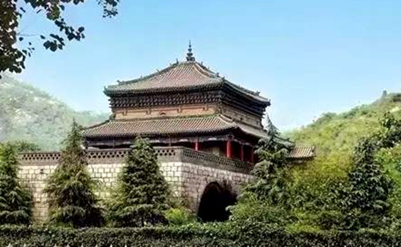 太行八陉中唯一幸存的关楼,穹隆顶上飞檐斗拱,古建中的孤品