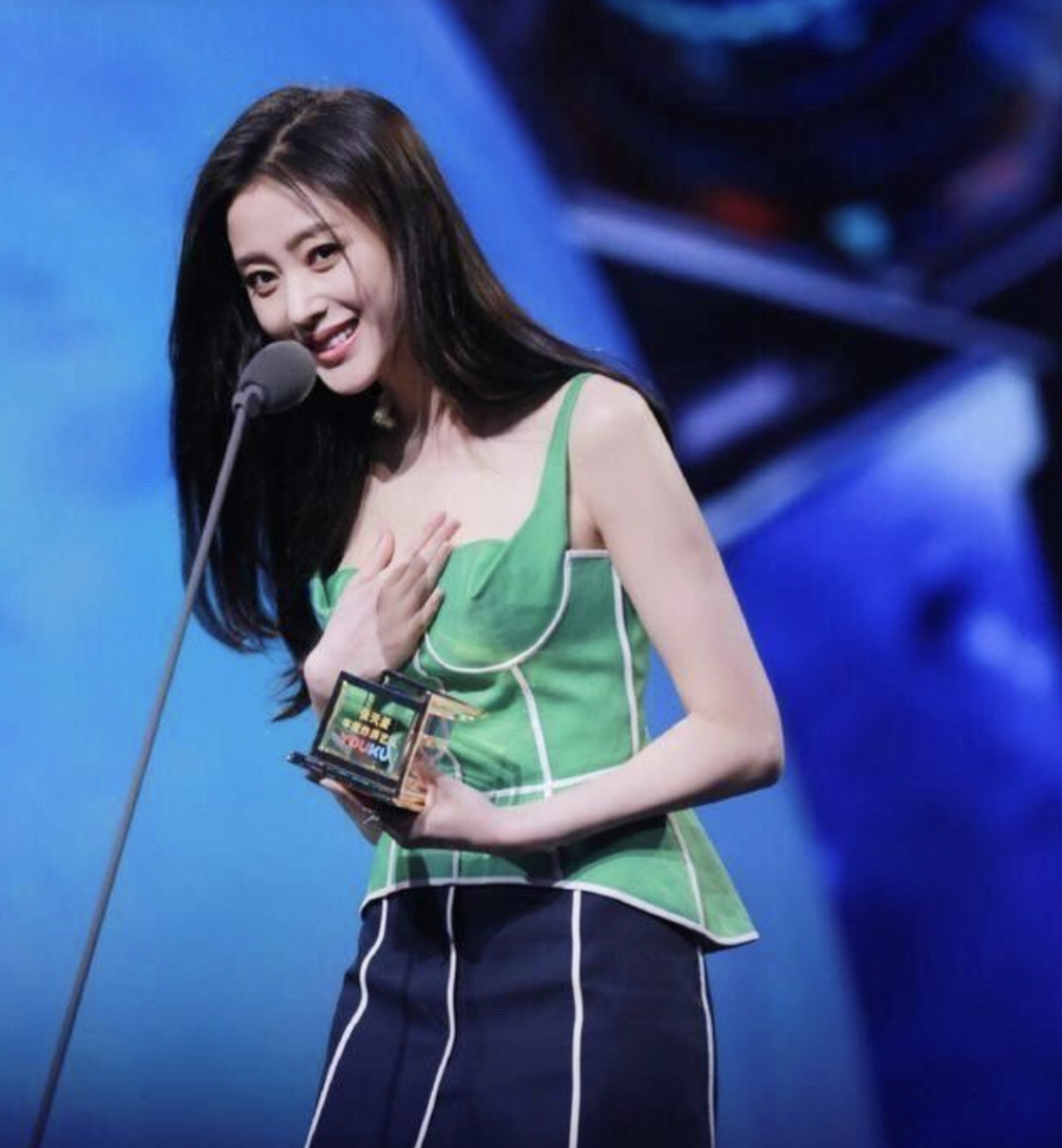 张天爱黄色露背吊带装,张天爱小背心吊带露肩写真