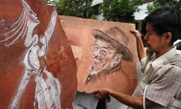 64岁疯子画家痴迷画画，作品堪称毕加索，专家痛批：小学生水平