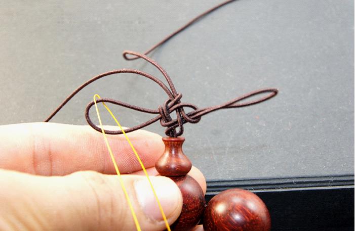 单绳串珠间隔打结方法教程,单绳串珠打结的方法