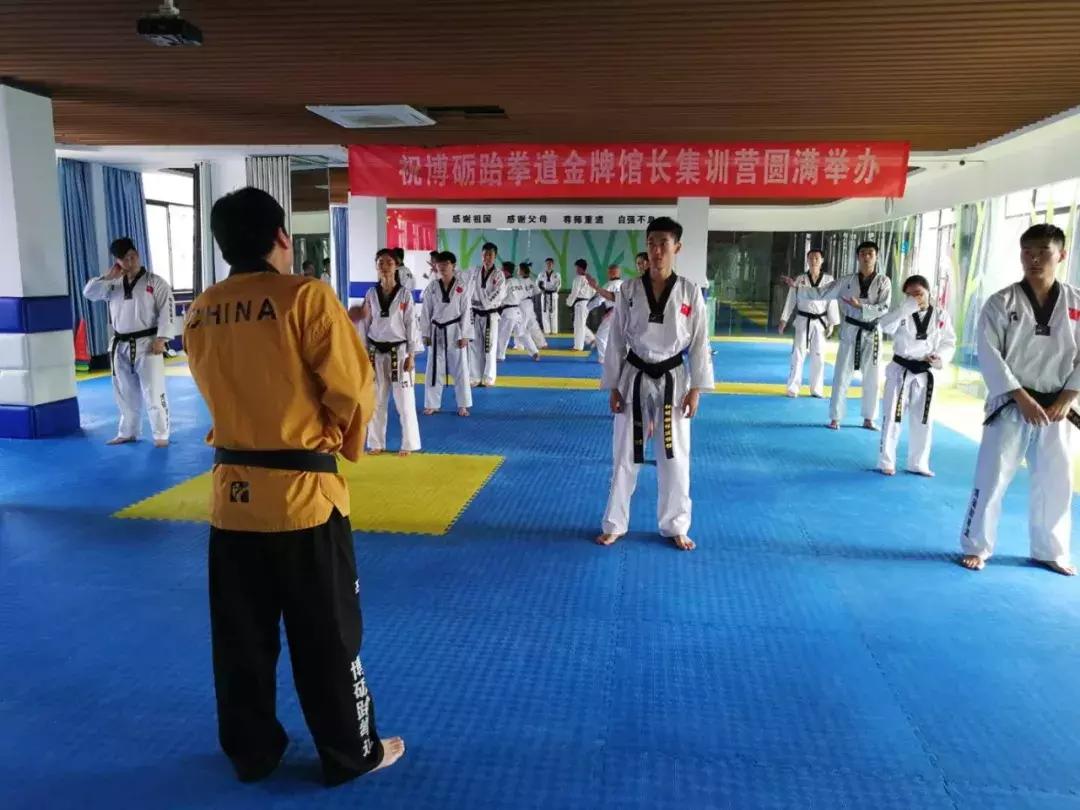 花式压腿训练,老师压腿训练