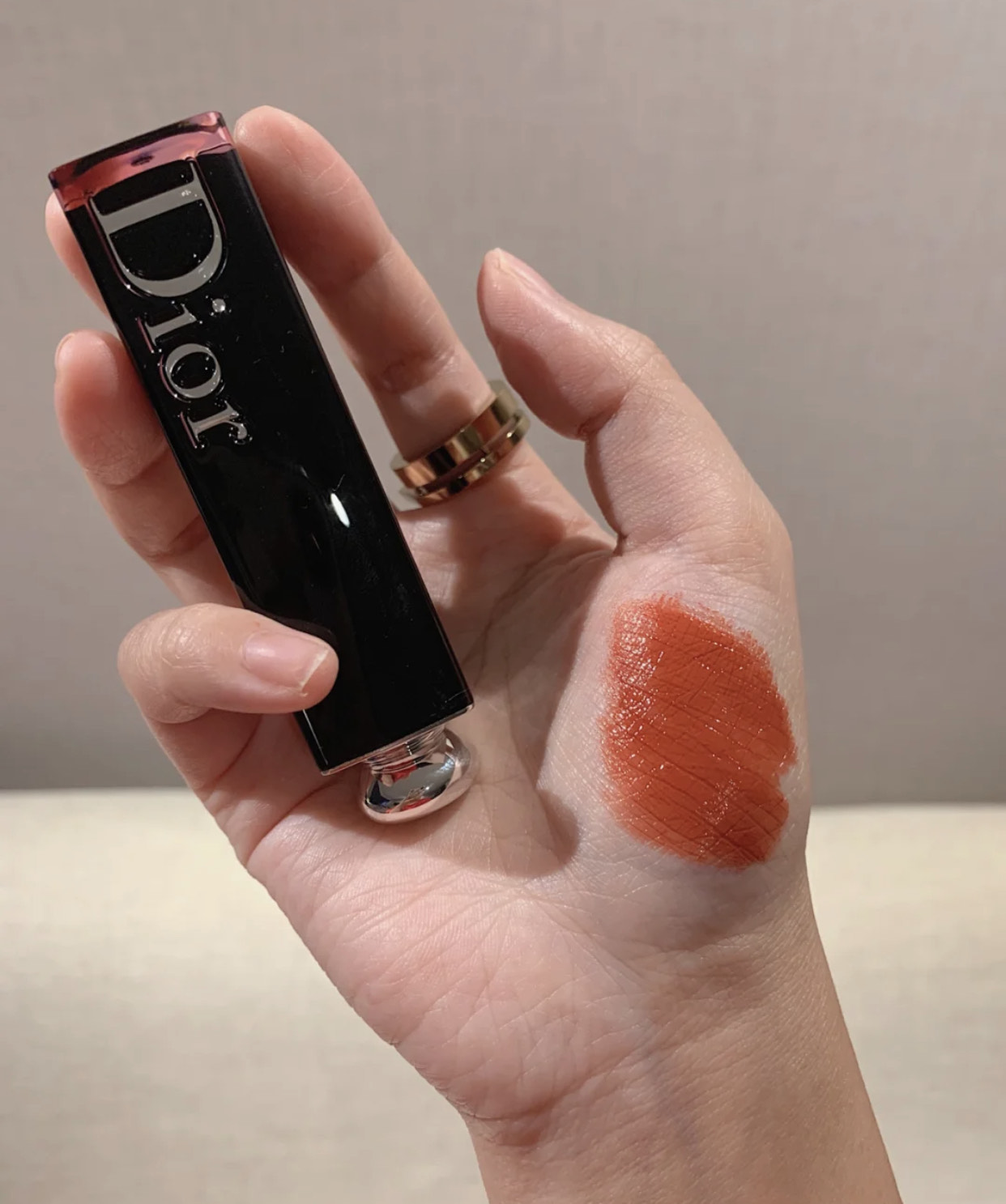 YSL口红很火,为什么实际买的人不多?看完这4个缺点就懂了