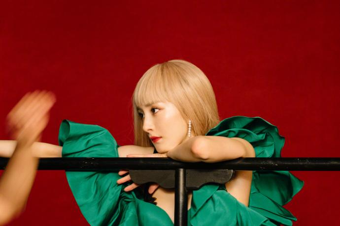 杨幂白衣歪头秀肩坐姿,杨幂黑色露腰照片