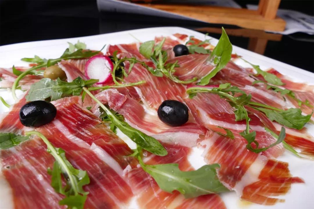 每天要喝掉两杯奶茶,每天要喝2000ml咖啡