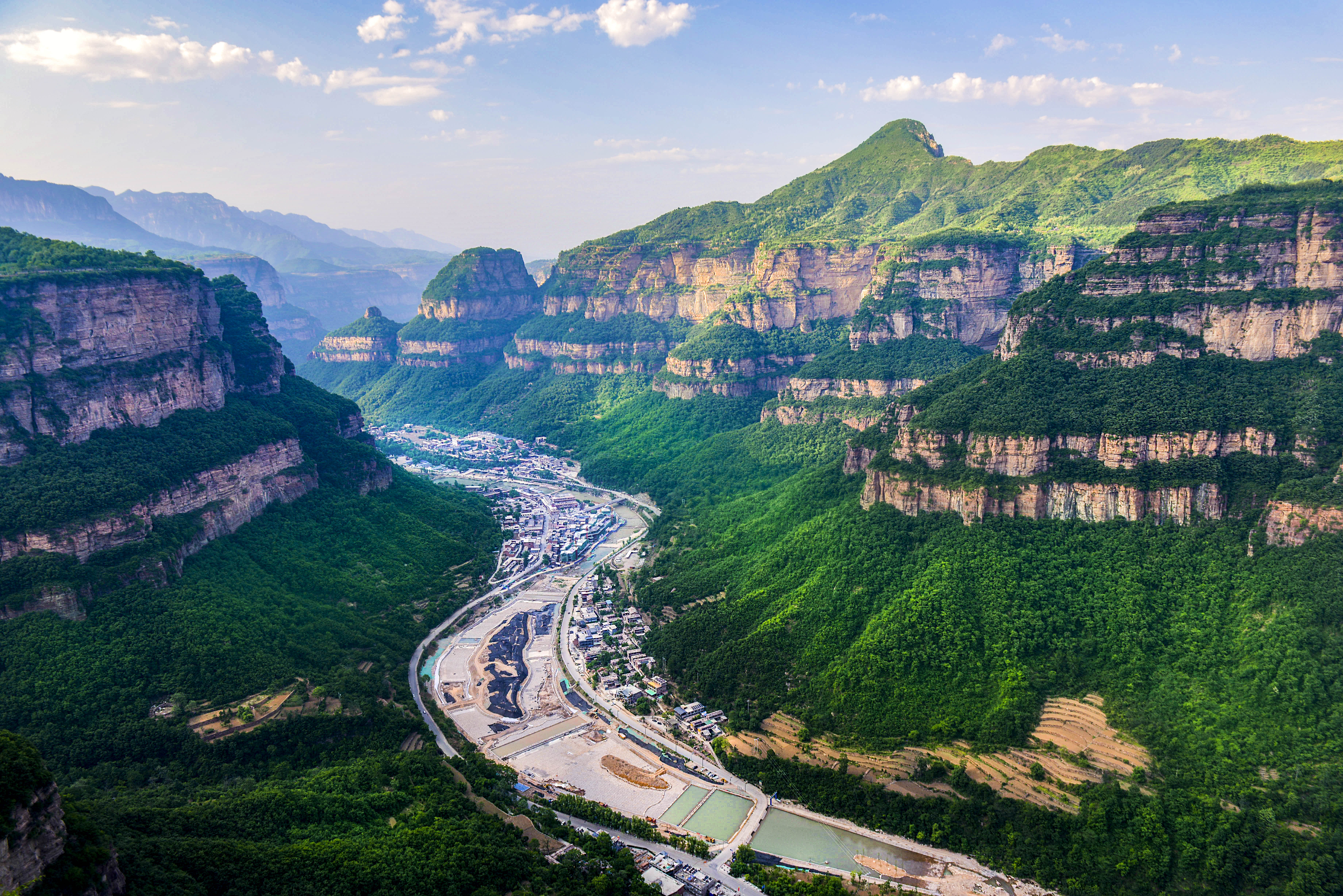 来到这里，我承认我腿有些软，但我还是痴迷于它的美