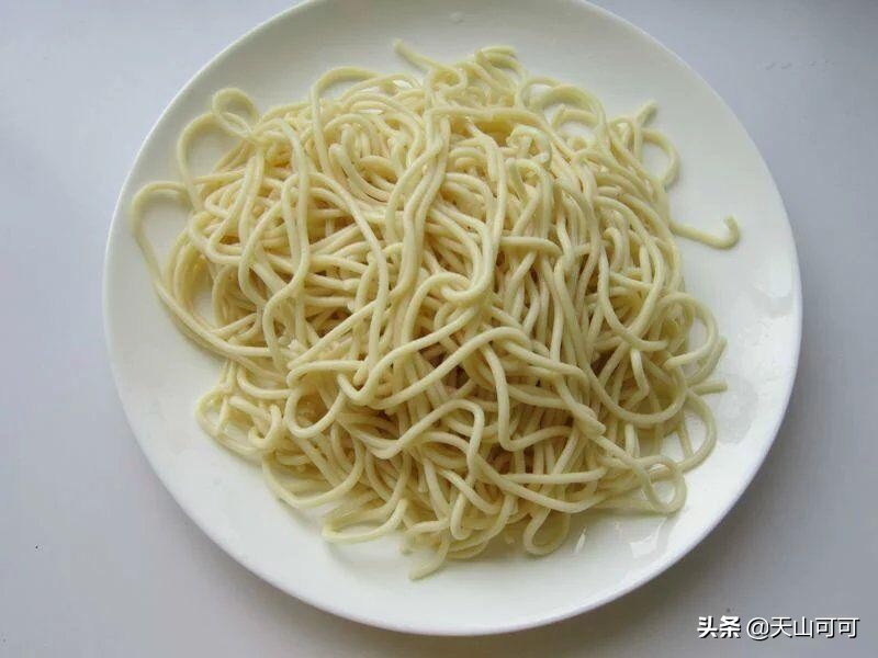凉面的碱水面怎么煮不粘更筋道,碱面条筋道