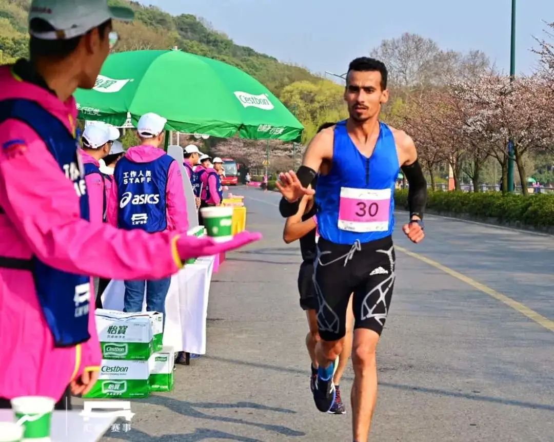 出汗多喝运动饮料,出汗多适合喝什么运动饮料