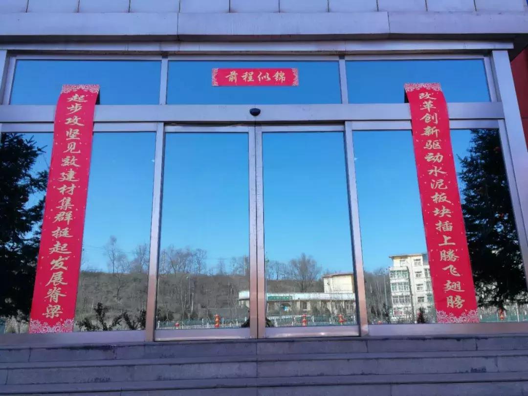 一年一度迎春节送春联活动,年越来越近又到写春联的日子